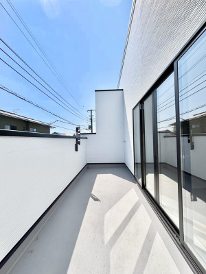 �o���R�j�[�@�����`Balcony�`  �o���R�j�[�͉������z���������݁A���z�c����󕨂��C�����悭�������Ƃ��ł��܂��B  �g���₷���J���I�ȃo���R�j�[�ł����z�����������Ղ�~�蒍���A�o���R�j�[�t���Z�܂��B  