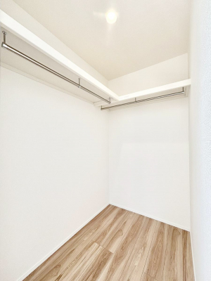 ���̑��@�����`Walk-in Closet�`�@�K�v�Ȃ��̂�R�[�f�B�l�[�g���ꗗ���Ċm�F�ł��A�g�x�x�⏀�����Z���ԂōςރE�H�[�N�C���N���[�[�b�g��ݒu���܂����B�Ƃ̒�����������Ƃ�����֗��Ȏ��[�X�y�[�X�ł��B