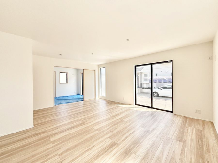 ���r���O�@�����`Living�`�@�O���̗��Ȃ��V���v���ł�������LDK�B�傫�ȑ�������������������ނ̂Ŏ��������邭�A�Ƒ��̌e���̏�Ƃ��ăs�b�^���ł��B�J�����Ɠ�������̗ǂ��𐥔񂲗����������I