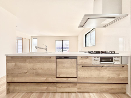 �L�b�`���@�����`Kitchen�`�@��b���e�ރ��r���O�A�������������Ȃ�L�b�`���B�Ƃ́A�������������ł͂Ȃ��A��炵��������A���K�ɂ���ꏊ�B�Ί�̖����A���炬�̓��X�̂��߂ɁA�ŐV�̐ݔ��E�d�l���̗p�B