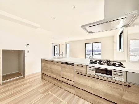 �L�b�`���@�����`Kitchen�`  ���r���O�����n����J�E���^�[�L�b�`���B  ���������Ȃ���Ƒ��ƃR�~���j�P�[�V�������Ƃ�邾���łȂ��A�傫�ȊJ���������邱�Ƃ��ł��܂��B  ���q�l�̐����������邱�Ƃ��ł��܂��ˁI