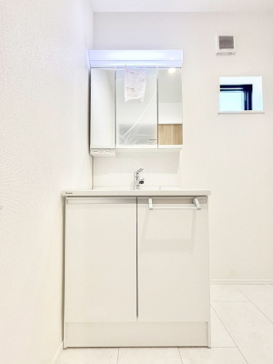 ���ʑ�E���ʏ��@�����`Dressing Room�`  ����������F�����œ��ꂳ��Ă���ƁA�X�b�L���Ɛ�������ۂ������܂��B  ���̗��ɂ͂����Ղ�Ǝ��[�X�y�[�X��W�������I  �����́A�V���v�����@�\�����d�����āB