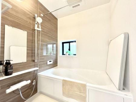 �����@������C�������`Bath Room�`�@���t���̃o�X���[���́A�̌������薾�邭�C�����̗ǂ���Ԃł��B�������邱�ƂŁA���C�����ǍD�B������芰����o�X���[���ŁA�����̃o�X�^�C�����y���݂ɂȂ肻���ł��B