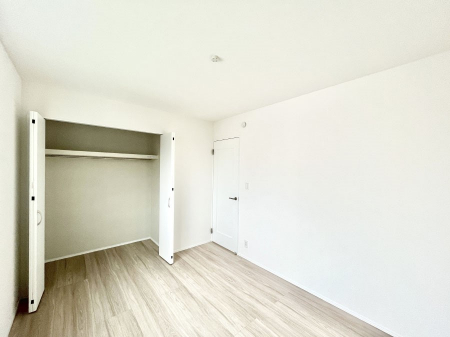 �Q���@������C�������`Bed Room�`  �S�����ɂ͎��[�N���[�[�b�g�������I���i�g���̂��m���⏬���͂������A�G�ߕ��̂��m���Ȃǂ���������Ɛ������ڂ����܂������܂��B  ������Ԃ��L���g�p�ł��܂��ˁB