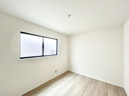�q�������@������C�������`Bed Room�`�@�q�������͂��q�l�ɂƂ��đ�Ϗd�Ȗ���������܂��B�q����l�ŉ߂�����Ԃ�^���邱�ƂŁA�h���׋����Ԃ����R�Ƒ����܂����畔���̕Еt����|���Ȃǂ��������ƂɌq����܂��B
