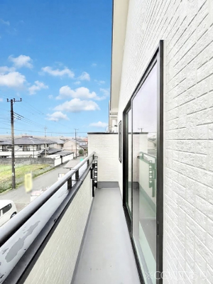 �o���R�j�[�@������C�������`Balcony�`�@������̃o���R�j�[�̑O�ɂ͉_�ȊO�ɑ��z���Ղ���̂�����܂���B�����󕨂������₷���A����薾�邭�C�����̂������������Ă��܂��B�Ƒ��S�����̐��󕨂���C�Ɋ����܂��B