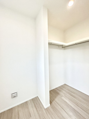 ���̑��@������C�������`Walk-in Closet�`�@��������̗m���������Ă��V���ɂȂ�ɂ����E�H�[�N�C���N���[�[�b�g�B�m���ȊO�ɂ��A���i�g��Ȃ��Ɠd��X�[�c�P�[�X�A�X�g�b�N�i�Ȃǉ��ł��Еt����������Ԃł��B