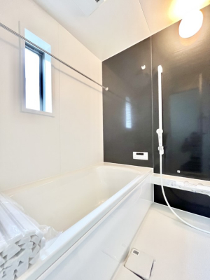 �����@�������P�������`Bath Room�`�@����L�΂��ē������邱�Ƃ��\�I����̔�������M�d�ȃo�X�^�C���ł��B���q�l�Ƃ��ꏏ�ł��\���ȍL���Ȃ̂ŁA���r���O�Ƃ͈�����Ƒ��c�R�̂ЂƎ������y���݂��������܂��B