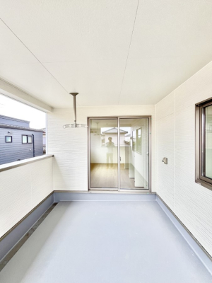 �o���R�j�[�@�������P�������`Balcony�`�@�C���i�[�o���R�j�[�͐��󕨂������X�y�[�X�Ƃ��ċ}�ȉJ�Ő��󕨂��G��Ă��܂��̂�h���ł���܂����`�F�A�ł��낢����A�Ăɂ͎�����C�ɂ����r�j�[���v�[�����y���߂܂��ˁ�
