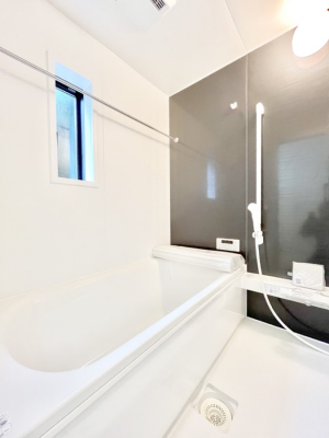�����@�������Q�������`Bath Room�`�@����L�΂��ē������邱�Ƃ��\�I����̔�������M�d�ȃo�X�^�C���ł��B���q�l�Ƃ��ꏏ�ł��\���ȍL���Ȃ̂ŁA���r���O�Ƃ͈�����Ƒ��c�R�̂ЂƎ������y���݂��������܂��B