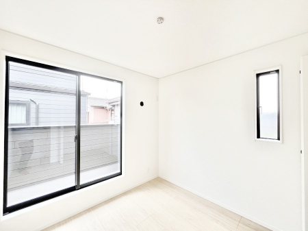 �q�������@�������Q�������`Bed Room�`�@�q�������͂��q�l�ɂƂ��đ�Ϗd�Ȗ���������܂��B�q����l�ŉ߂�����Ԃ�^���邱�ƂŁA�h���׋����Ԃ����R�Ƒ����܂����畔���̕Еt����|���Ȃǂ��������ƂɌq����܂��B