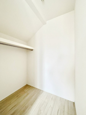 ���̑��@�����`Walk-in Closet�`�@�K�v�Ȃ��̂�R�[�f�B�l�[�g���ꗗ���Ċm�F�ł��A�g�x�x�⏀�����Z���ԂōςރE�H�[�N�C���N���[�[�b�g��ݒu���܂����B�Ƃ̒�����������Ƃ�����֗��Ȏ��[�X�y�[�X�ł��B