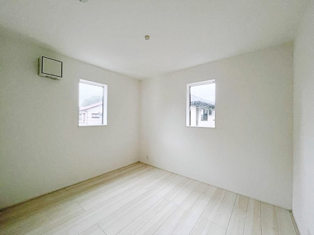 �q�������@�����`Bed Room�`�@�q�������͂��q�l�ɂƂ��đ�Ϗd�Ȗ���������܂��B�q����l�ŉ߂�����Ԃ�^���邱�ƂŁA�h���׋����Ԃ����R�Ƒ����܂����畔���̕Еt����|���Ȃǂ��������ƂɌq����܂��B