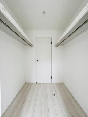 ���̑��@�����`Walk-in Closet�`�@�K�v�Ȃ��̂�R�[�f�B�l�[�g���ꗗ���Ċm�F�ł��A�g�x�x�⏀�����Z���ԂōςރE�H�[�N�C���N���[�[�b�g��ݒu���܂����B�Ƃ̒�����������Ƃ�����֗��Ȏ��[�X�y�[�X�ł��B