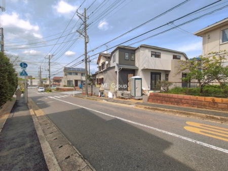 ���n�O�ώʐ^�@�`Exterior�`�@�O�ʓ��H�F�� 9m �����@�O�ʓ��H�͊ՐÂȏZ��n���͂���Ԓʂ�̏��Ȃ����H�B���Ԃ̏o��������炭�炭�ł��I���s���_�E���n���w�̂���]�́A���C�y�ɂ��₢���킹���������I