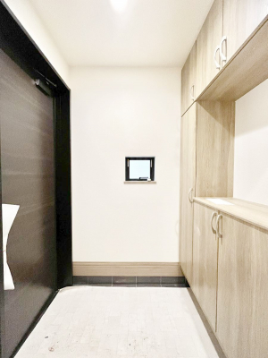 ���ց@������A�������`Entrance�`�@�Ƃ̒��ł��q�l���}����ŏ��̏ꏊ�ł��錺�ւ́A�Ƃ̈�ۂ��̂��̂ł��I�L�x�Ȍ��֎��[�ŁA����Y��ɕۂ��Ƃ��o���܂��􌺊ւɂ͂����Ղ���[�̉��ʔ��������I