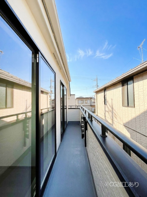 �o���R�j�[�@������A�������`Balcony�`�@�傫�ȋ�Ɉ͂܂ꂽ�C�����̂����ƁB�o���R�j�[��`�������ň��|�I�ȊJ�����ɕ�܂�܂��B�o���R�j�[�͗z���������݂��z�c����󕨂��C�����悭�������Ƃ��ł��܂��B