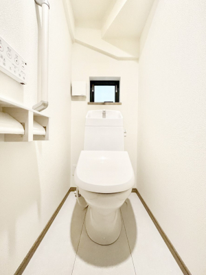 �g�C���@������A�������`Toilet�`�@�Y��E�X�b�L���E���K�ȃE�H�V�����b�g�t�g�C���ł��낰���Ԃł��B�̌������薾�邭�A���K��ԂƂȂ��Ă���܂��������g���ꏊ�����炱���̔z���ł��I