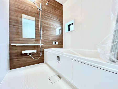 �����@������A�������`Bath Room�`�@���t���̃o�X���[���́A�̌������薾�邭�C�����̗ǂ���Ԃł��B�������邱�ƂŁA���C�����ǍD�B������芰����o�X���[���ŁA�����̃o�X�^�C�����y���݂ɂȂ肻���ł��B