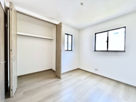 �Q���@������A�������`Bed Room�`  �S�����ɂ͎��[�N���[�[�b�g�������I���i�g���̂��m���⏬���͂������A�G�ߕ��̂��m���Ȃǂ���������Ɛ������ڂ����܂������܂��B  ������Ԃ��L���g�p�ł��܂��ˁB