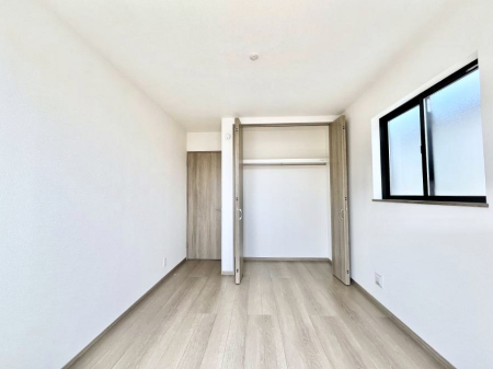 �q�������@������A�������`Bed Room�`�@�q�������͂��q�l�ɂƂ��đ�Ϗd�Ȗ���������܂��B�q����l�ŉ߂�����Ԃ�^���邱�ƂŁA�h���׋����Ԃ����R�Ƒ����܂����畔���̕Еt����|���Ȃǂ��������ƂɌq����܂��B