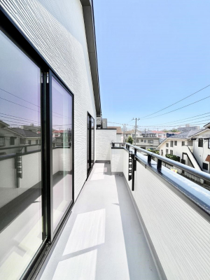 �o���R�j�[�@������A�������`Balcony�`�@�傫�ȋ�Ɉ͂܂ꂽ�C�����̂����ƁB�o���R�j�[��`�������ň��|�I�ȊJ�����ɕ�܂�܂��B�o���R�j�[�͗z���������݂��z�c����󕨂��C�����悭�������Ƃ��ł��܂��B