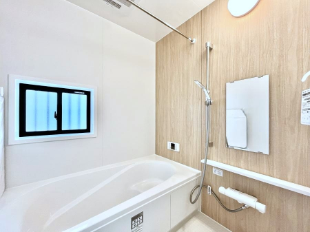 �����@������B�������`Bath Room�`�@����L�΂��ē������邱�Ƃ��\�I����̔�������M�d�ȃo�X�^�C���ł��B���q�l�Ƃ��ꏏ�ł��\���ȍL���Ȃ̂ŁA���r���O�Ƃ͈�����Ƒ��c�R�̂ЂƎ������y���݂��������܂��B