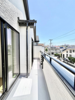 �o���R�j�[�@������B�������`Balcony�`�@�傫�ȋ�Ɉ͂܂ꂽ�C�����̂����ƁB�o���R�j�[��`�������ň��|�I�ȊJ�����ɕ�܂�܂��B�o���R�j�[�͗z���������݂��z�c����󕨂��C�����悭�������Ƃ��ł��܂��B
