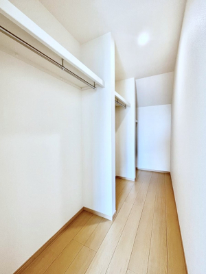 ���̑��@������B�������`Walk-in Closet�`�@��������̗m���������Ă��V���ɂȂ�ɂ����E�H�[�N�C���N���[�[�b�g�B�m���ȊO�ɂ��A���i�g��Ȃ��Ɠd��X�[�c�P�[�X�A�X�g�b�N�i�Ȃǉ��ł��Еt����������Ԃł��B