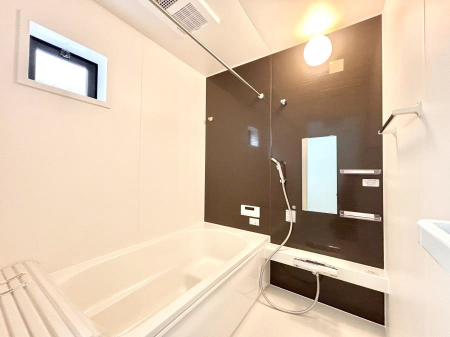 �����@�����`Bath Room�`�@�������Ƒ���L�΂��ē������邱�Ƃ��\�I����̔�������M�d�ȃo�X�^�C���ł��B���q�l�Ƃ��ꏏ�ł��\���ȍL���Ȃ̂ŁA���r���O�Ƃ͈�����Ƒ��c�R�̂ЂƎ������y���݂��������܂��B