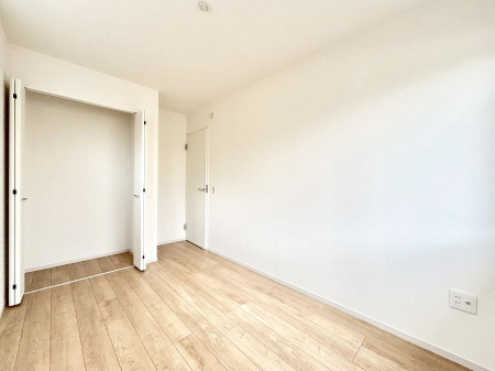 �Q���@�����`Bed Room�`�@�������������̂��ˌ��Ẵ����b�g�ł��B���Ƒ������������ƂŎ苷�Ɋ����Ă����Z�܂����ˌ��Ăł͊e�����v���C�o�V�[��ۂ��Ƃ��ł��܂��B�Z�܂��ɂ�Ƃ肪���܂�S�������b�N�X�ł��܂���