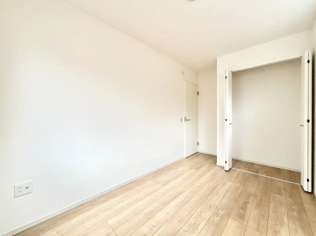 �q�������@�����`Bed Room�`�@�q�������͂��q�l�ɂƂ��đ�Ϗd�Ȗ���������܂��B�q����l�ŉ߂�����Ԃ�^���邱�ƂŁA�h���׋����Ԃ����R�Ƒ����܂����畔���̕Еt����|���Ȃǂ��������ƂɌq����܂��B