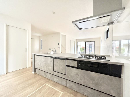 �L�b�`���@�����`Kitchen�`�@��b���e�ރ��r���O�A�������������Ȃ�L�b�`���B�Ƃ́A�������������ł͂Ȃ��A��炵��������A���K�ɂ���ꏊ�B�Ί�̖����A���炬�̓��X�̂��߂ɁA�ŐV�̐ݔ��E�d�l���̗p�B