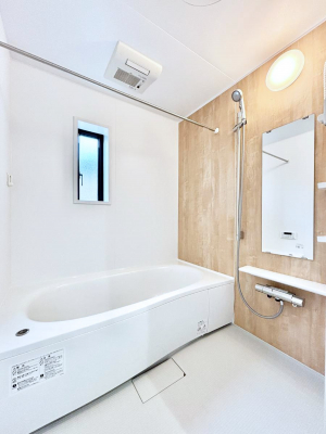 �����@�����`Bath Room�`�@�������Ƒ���L�΂��ē������邱�Ƃ��\�I����̔�������M�d�ȃo�X�^�C���ł��B���q�l�Ƃ��ꏏ�ł��\���ȍL���Ȃ̂ŁA���r���O�Ƃ͈�����Ƒ��c�R�̂ЂƎ������y���݂��������܂��B