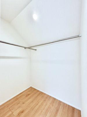���̑��@�����`Walk-in Closet�`�@�K�v�Ȃ��̂�R�[�f�B�l�[�g���ꗗ���Ċm�F�ł��A�g�x�x�⏀�����Z���ԂōςރE�H�[�N�C���N���[�[�b�g��ݒu���܂����B�Ƃ̒�����������Ƃ�����֗��Ȏ��[�X�y�[�X�ł��B