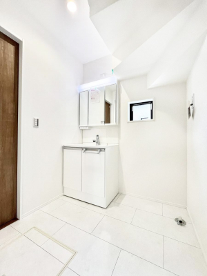 ���ʑ�E���ʏ��@�����`Dressing Room�`  ����������F�����œ��ꂳ��Ă���ƁA�X�b�L���Ɛ�������ۂ������܂��B  ���̗��ɂ͂����Ղ�Ǝ��[�X�y�[�X��W�������I  �����́A�V���v�����@�\�����d�����āB