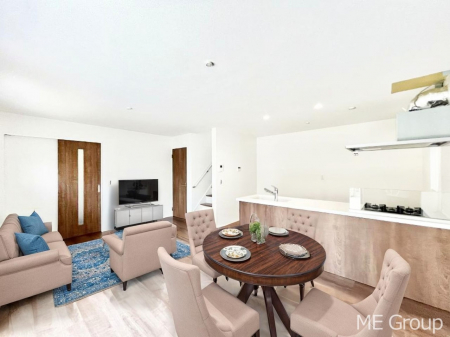 ���r���O�@�����`Living�`�@�Ƒ��̉�b��Ί炪�s���������r���O�ł��B�q���������Ă�p�����Ȃ���A�傫�ȃ\�t�@��_�C�j���O�e�[�u���ł������H���������肭�났�����􂻂�Ȗ������������Ԃł��I���Ƌ��CG�ł�