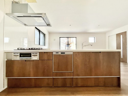 �L�b�`���@�����`Kitchen�`�@��b���e�ރ��r���O�A�������������Ȃ�L�b�`���B�Ƃ́A�������������ł͂Ȃ��A��炵��������A���K�ɂ���ꏊ�B�Ί�̖����A���炬�̓��X�̂��߂ɁA�ŐV�̐ݔ��E�d�l���̗p�B