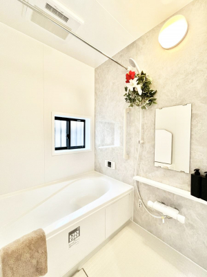 �����@�����`Bath Room�`�@�������Ƒ���L�΂��ē������邱�Ƃ��\�I����̔�������M�d�ȃo�X�^�C���ł��B���q�l�Ƃ��ꏏ�ł��\���ȍL���Ȃ̂ŁA���r���O�Ƃ͈�����Ƒ��c�R�̂ЂƎ������y���݂��������܂��B