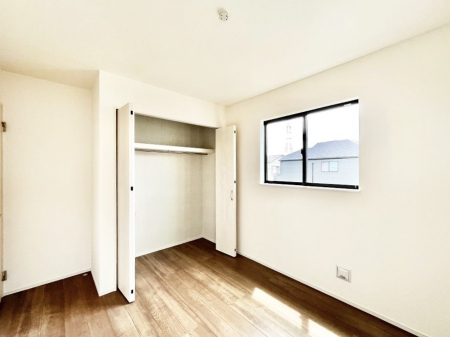 �q�������@�����`Bed Room�`�@�q�������͂��q�l�ɂƂ��đ�Ϗd�Ȗ���������܂��B�q����l�ŉ߂�����Ԃ�^���邱�ƂŁA�h���׋����Ԃ����R�Ƒ����܂����畔���̕Еt����|���Ȃǂ��������ƂɌq����܂��B