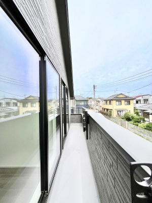 �o���R�j�[�@�����`Balcony�`  �傫�ȋ�Ɉ͂܂ꂽ�C�����̂����ƁB  �o���R�j�[��`�������ň��|�I�ȊJ�����ɕ�܂�܂��B  �o���R�j�[�͗z���������݂��z�c����󕨂��C�����悭�������Ƃ��ł��܂��B