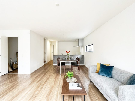 ���r���O�@�������������͋C�̂k�c�j�͉Ƒ��݂�Ȃ̉��K��ԁ��Ƌ��CG�ł�