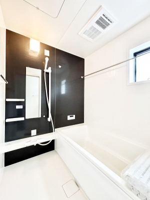 �����@�������T�������`Bath Room�`�@����L�΂��ē������邱�Ƃ��\�I����̔�������M�d�ȃo�X�^�C���ł��B���q�l�Ƃ��ꏏ�ł��\���ȍL���Ȃ̂ŁA���r���O�Ƃ͈�����Ƒ��c�R�̂ЂƎ������y���݂��������܂��B