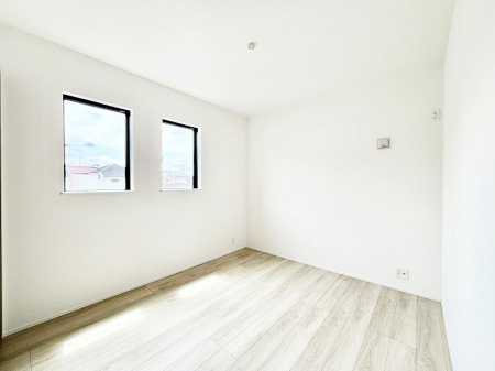 �q�������@�������T�������`Bed Room�`�@�q�������͂��q�l�ɂƂ��đ�Ϗd�Ȗ���������܂��B�q����l�ŉ߂�����Ԃ�^���邱�ƂŁA�h���׋����Ԃ����R�Ƒ����܂����畔���̕Еt����|���Ȃǂ��������ƂɌq����܂��B