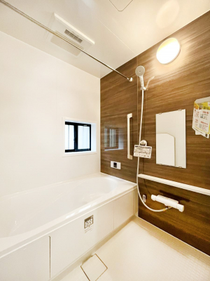 �����@������A�������`Bath Room�`�@���t���̃o�X���[���́A�̌������薾�邭�C�����̗ǂ���Ԃł��B�������邱�ƂŁA���C�����ǍD�B������芰����o�X���[���ŁA�����̃o�X�^�C�����y���݂ɂȂ肻���ł��B
