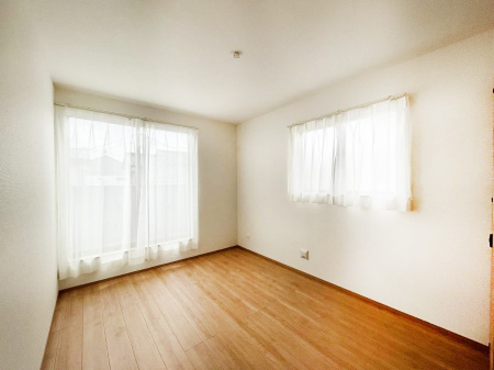 �Q���@������A�������`Bed Room�`�@2�ʍ̌����m�ۂ������邢�����́A���ʂ����ǂ��A��ϋ��S�n�̗ǂ���ԂƂȂ��Ă���܂��B�u�₩�ȕ��������ċN���钩�́A���K�����̎n�܂�ɁI�������肪�ǂ��Z�܂���