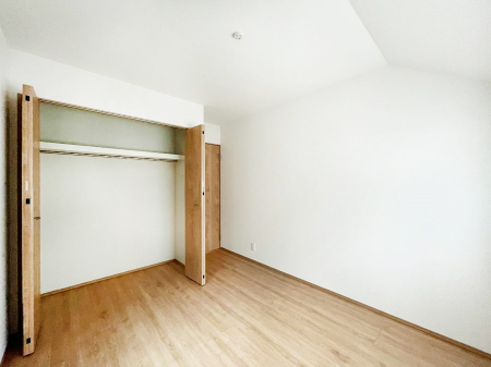 �q�������@������A�������`Bed Room�`�@�q�������͂��q�l�ɂƂ��đ�Ϗd�Ȗ���������܂��B�q����l�ŉ߂�����Ԃ�^���邱�ƂŁA�h���׋����Ԃ����R�Ƒ����܂����畔���̕Еt����|���Ȃǂ��������ƂɌq����܂��B