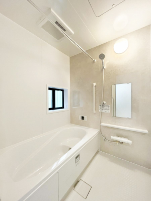 �����@������B�������`Bath Room�`�@����L�΂��ē������邱�Ƃ��\�I����̔�������M�d�ȃo�X�^�C���ł��B���q�l�Ƃ��ꏏ�ł��\���ȍL���Ȃ̂ŁA���r���O�Ƃ͈�����Ƒ��c�R�̂ЂƎ������y���݂��������܂��B