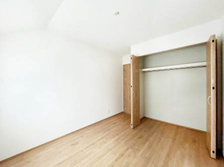 �q�������@������B�������`Bed Room�`�@�q�������͂��q�l�ɂƂ��đ�Ϗd�Ȗ���������܂��B�q����l�ŉ߂�����Ԃ�^���邱�ƂŁA�h���׋����Ԃ����R�Ƒ����܂����畔���̕Еt����|���Ȃǂ��������ƂɌq����܂��B