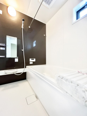 �����@�����`Bath Room�`�@�������������͋C�̗����Ŗ����Ɍ����ă��t���b�V���B���������@�\���t���Ă���̂ŗׂ̐���@�u����Ő􂢏オ�������󕨂��A�J�̓����V�C���C�ɂ������������邱�Ƃ��\�ł��B